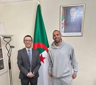 Monsieur le Consul Général d’Algérie à Bruxelles a reçu Islam Slimani buteur emblématique de l’équipe nationale algérienne